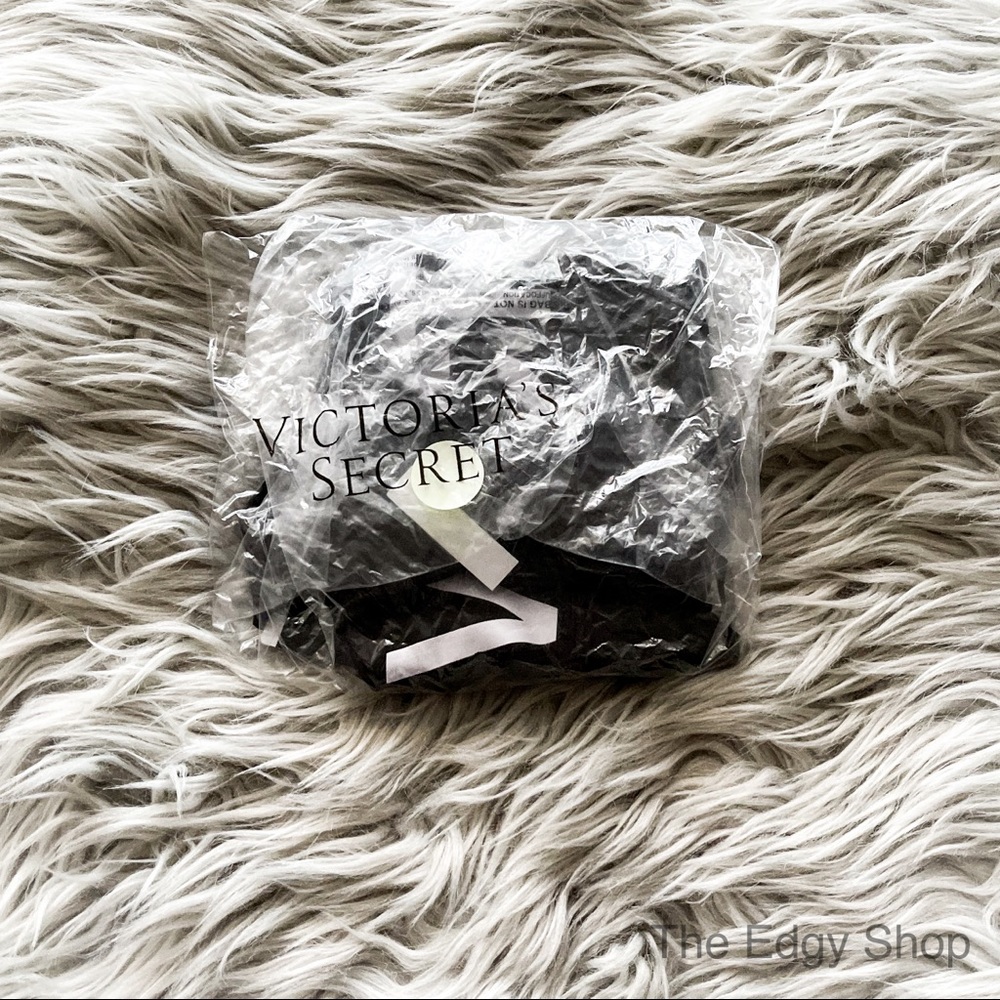 Victoria Sport | Player Logo Scoopneck Sports Bra - Picture 9 of 9